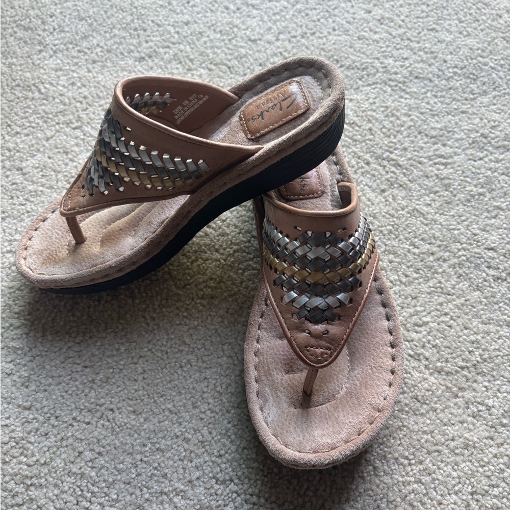 Clarks Artisan Leather Flip Flop Sandals Size 6M Brown Beaded Comfort Wedge